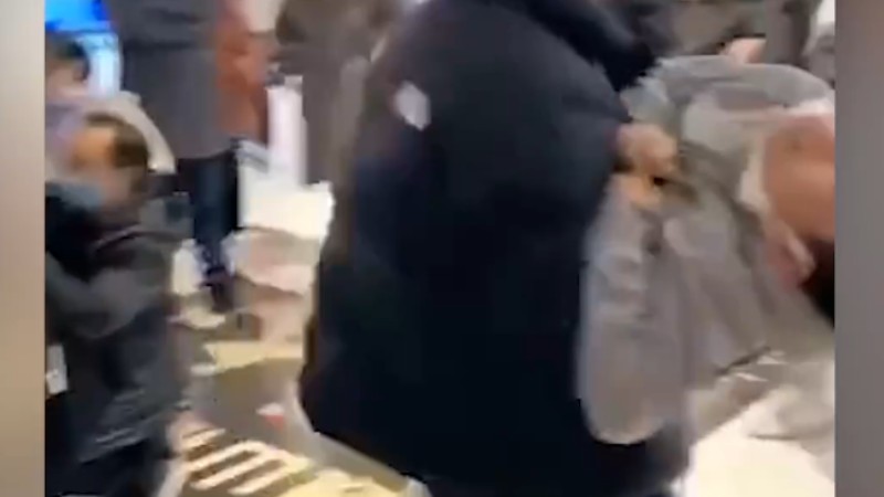 浙江一電影院發(fā)生事故多人送醫(yī)，現(xiàn)場家長懷抱兒童奔走