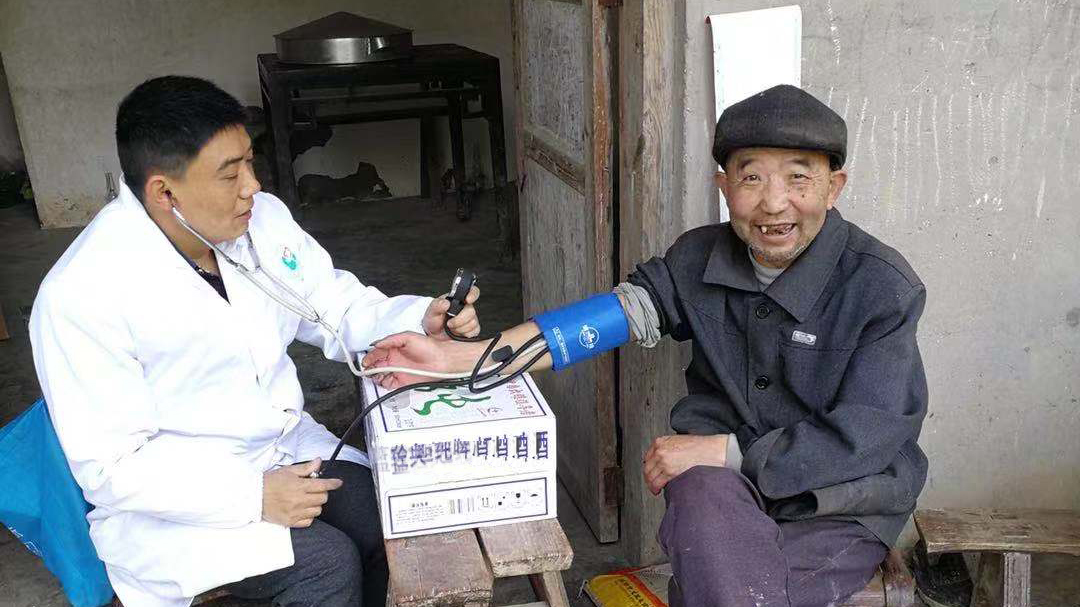 追夢中國人｜鄉(xiāng)村醫(yī)生譚明章：父子兩代堅守，致力鄉(xiāng)村醫(yī)療