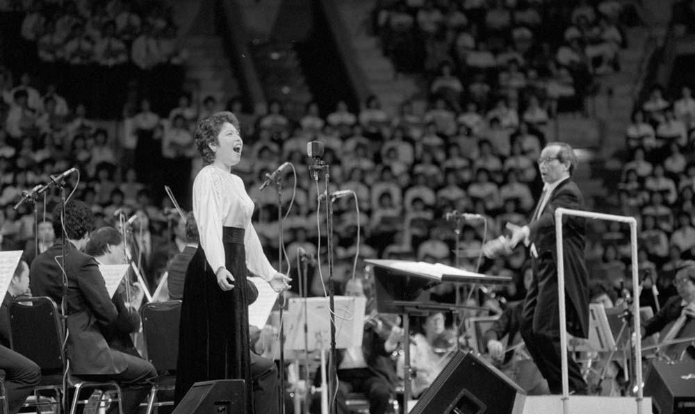 女高音歌唱家汪燕燕在香港&ldquo;黃河音樂(lè)節(jié)&rdquo;上演唱《黃河怨》。