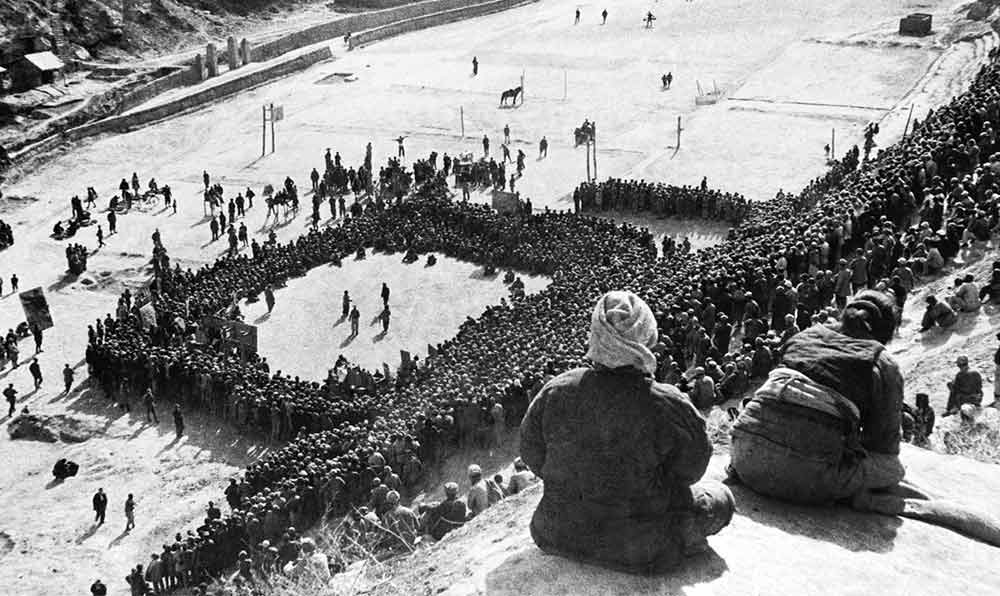 東北文代大會(huì)為慶祝斯大林70壽辰，由魯藝文工團(tuán)演出黃河大合唱。