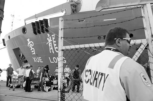 21日，雪龍?zhí)栒郎?zhǔn)備從澳大利亞的弗里曼特爾港啟程，前往MH370航班失聯(lián)疑似海域。