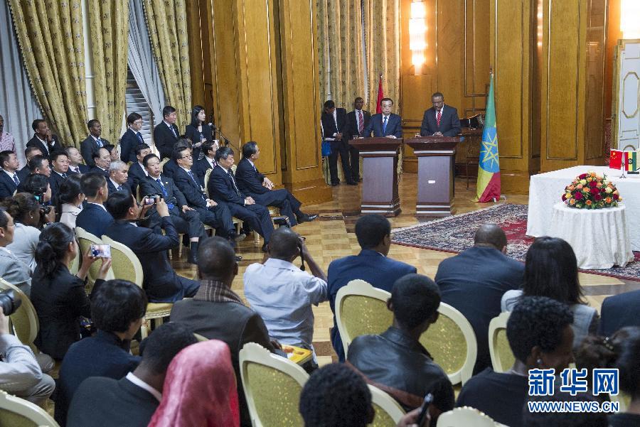 5月4日，國務院總理李克強在亞的斯亞貝巴與埃塞俄比亞總理海爾馬里亞姆舉行會談。這是會談后，李克強與海爾馬里亞姆共同會見記者。 新華社記者 王曄 攝