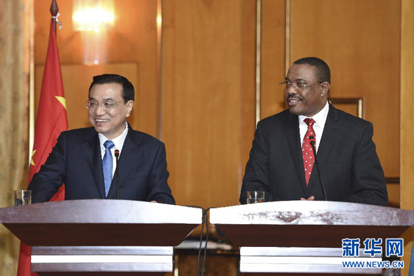 5月4日，國務院總理李克強在亞的斯亞貝巴與埃塞俄比亞總理海爾馬里亞姆舉行會談。這是會談后，李克強與海爾馬里亞姆共同會見記者。 新華社記者 李學仁 攝