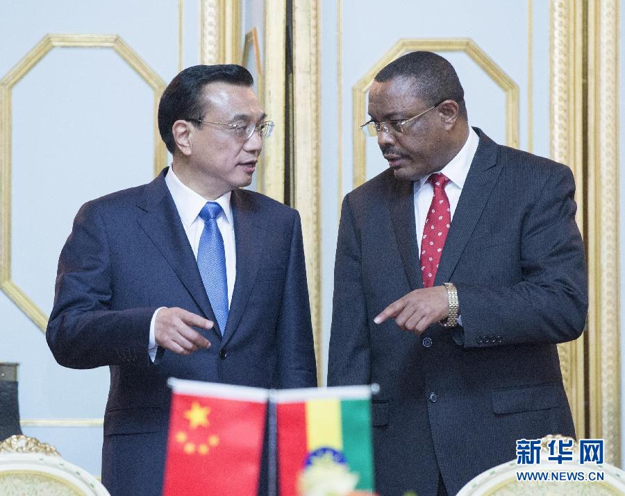 5月4日，中國國務(wù)院總理李克強在亞的斯亞貝巴與埃塞俄比亞總理海爾馬里亞姆舉行會談。這是會談后，李克強與海爾馬里亞姆共同出席有關(guān)文件簽字儀式。 新華社記者 王曄 攝