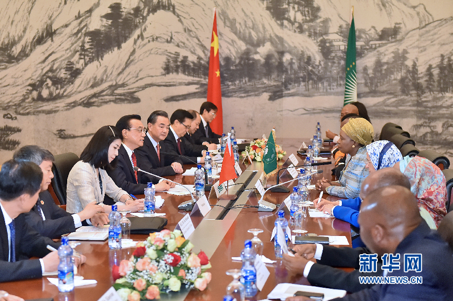 5月5日，中國國務(wù)院總理李克強(qiáng)在亞的斯亞貝巴非洲聯(lián)盟總部會見非盟委員會主席祖馬。 新華社記者李濤攝