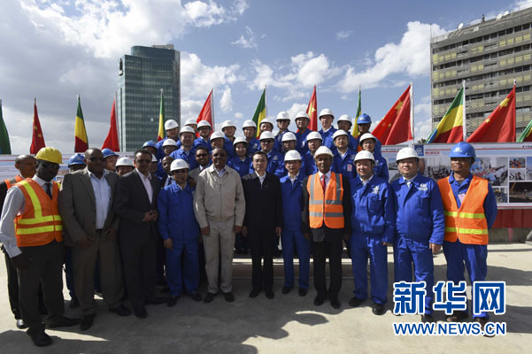 這是李克強同海爾馬里亞姆與施工人員合影留念。新華社記者 李學(xué)仁 攝