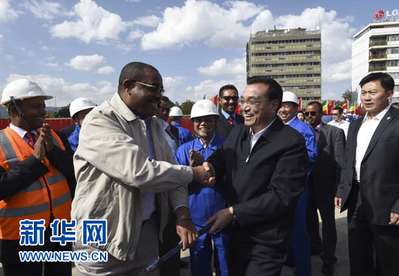 5月5日，中國國務(wù)院總理李克強考察亞的斯亞貝巴輕軌項目，埃塞俄比亞總理海爾馬里亞姆陪同。新華社記者 李學(xué)仁 攝