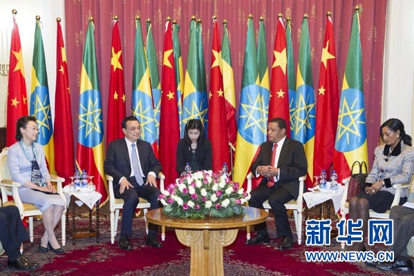 李克強總理夫人程虹、穆拉圖總統(tǒng)夫人梅阿扎參加會見。新華社記者王曄攝