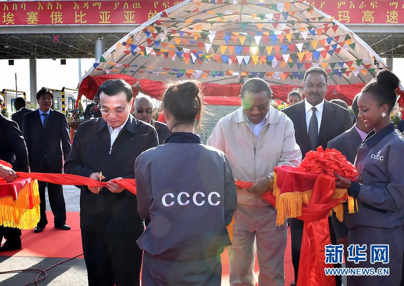 5月5日，中國國務(wù)院總理李克強與埃塞俄比亞總理海爾馬里亞姆共同出席亞的斯亞貝巴-阿達瑪高速公路一期竣工揭牌典禮，并為二期工程開工奠基剪彩。這是李克強與海爾馬里亞姆共同為亞的斯亞貝巴-阿達瑪高速公路二期工程開工剪彩。新華社記者 李濤 攝 