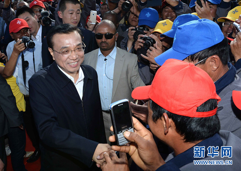 5月5日，中國國務(wù)院總理李克強與埃塞俄比亞總理海爾馬里亞姆共同出席亞的斯亞貝巴-阿達瑪高速公路一期竣工揭牌典禮，并為二期工程開工奠基剪彩。這是典禮結(jié)束后，李克強同工程施工人員親切交談。新華社記者 李濤 攝 