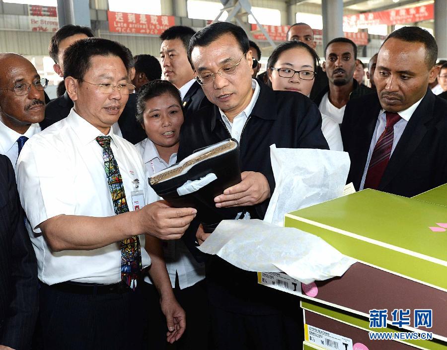 5月5日，中國國務(wù)院總理李克強(qiáng)在埃塞俄比亞總理海爾馬里亞姆陪同下參觀東方工業(yè)園。這是李克強(qiáng)在生產(chǎn)車間聽取負(fù)責(zé)人介紹生產(chǎn)情況。新華社記者 李濤 攝