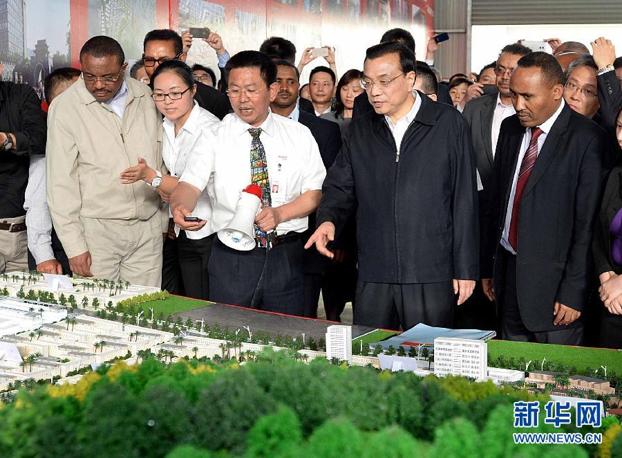  5月5日，中國國務(wù)院總理李克強(qiáng)在埃塞俄比亞總理海爾馬里亞姆陪同下參觀東方工業(yè)園。這是李克強(qiáng)與海爾馬里亞姆（左一）一起觀看工業(yè)園沙盤展示。新華社記者 李濤