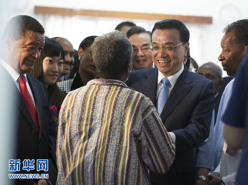5月6日，中國國務院總理李克強與埃塞俄比亞總統(tǒng)穆拉圖一同來到亞的斯亞貝巴阿勒塔醫(yī)院，看望受益于中國免費白內(nèi)障手術(shù)&ldquo;光明行&rdquo;活動的埃塞俄比亞患者。新華社記者 謝環(huán)馳 攝 
