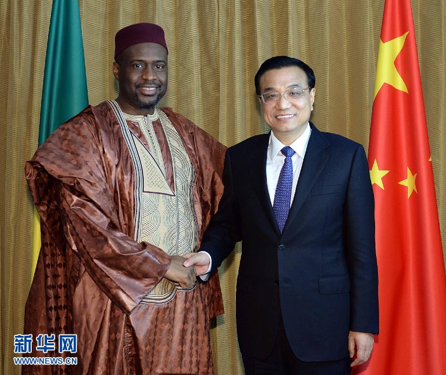 5月7日，正在尼日利亞訪問的國務(wù)院總理李克強(qiáng)在阿布賈會見出席第24屆世界經(jīng)濟(jì)論壇非洲峰會全會的馬里總理馬拉。 新華社記者 李濤 攝 