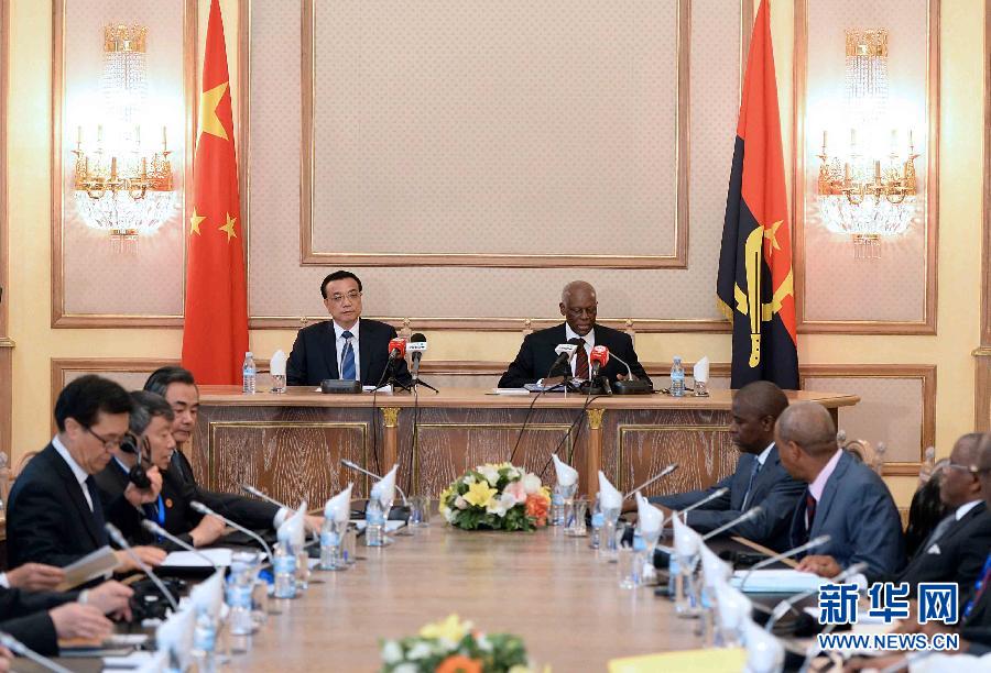5月9日，中國國務(wù)院總理李克強在安哥拉總統(tǒng)府同安總統(tǒng)多斯桑托斯舉行會談。 新華社記者李濤攝