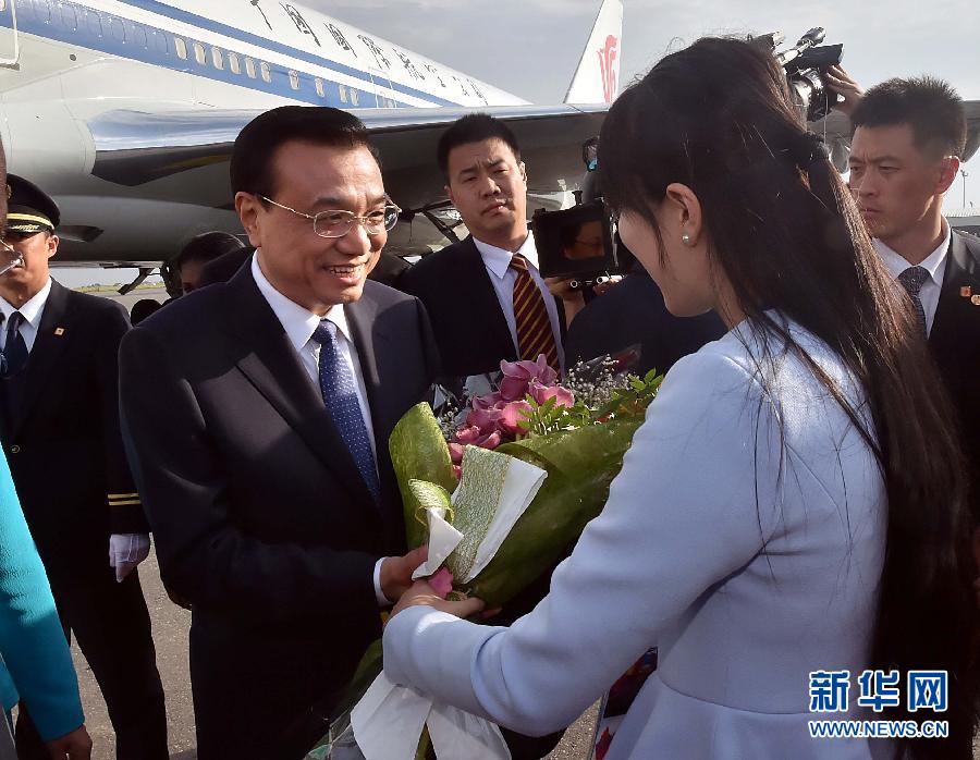 5月8日，應(yīng)安哥拉總統(tǒng)多斯桑托斯邀請，中國國務(wù)院總理李克強乘專機抵達羅安達二月四日國際機場，開始對安哥拉進行正式訪問。 新華社記者李濤 攝 