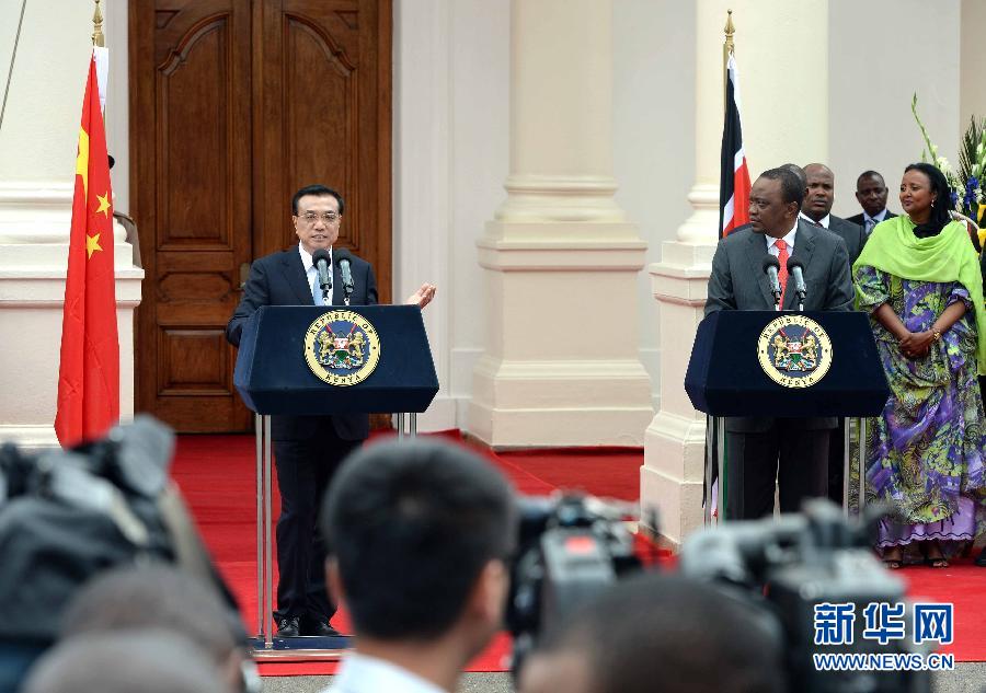 5月10日，中國(guó)國(guó)務(wù)院總理李克強(qiáng)在肯尼亞國(guó)家宮與肯總統(tǒng)肯雅塔舉行會(huì)談后共同會(huì)見(jiàn)記者。 新華社記者 李濤 攝 