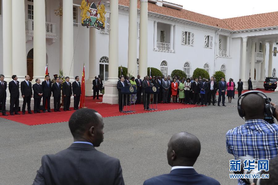  5月10日，中國(guó)國(guó)務(wù)院總理李克強(qiáng)在肯尼亞國(guó)家宮與肯總統(tǒng)肯雅塔舉行會(huì)談后共同會(huì)見(jiàn)記者。 新華社記者 李學(xué)仁 攝 