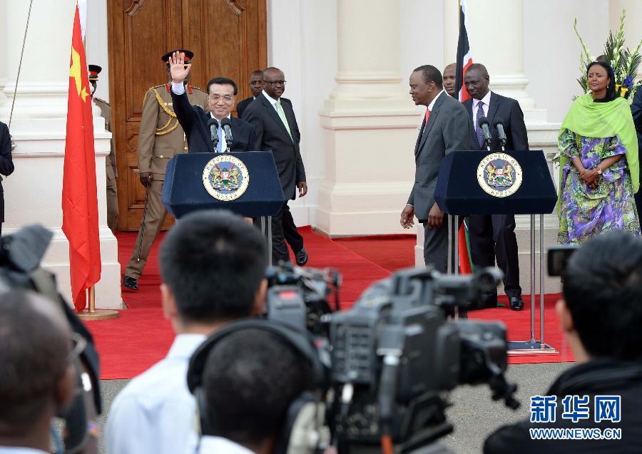 5月10日，中國(guó)國(guó)務(wù)院總理李克強(qiáng)在肯尼亞國(guó)家宮與肯總統(tǒng)肯雅塔舉行會(huì)談后共同會(huì)見(jiàn)記者。 新華社記者 李濤 攝 