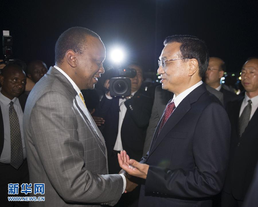 5月9日，應(yīng)肯尼亞總統(tǒng)肯雅塔邀請，中國國務(wù)院總理李克強乘專機抵達內(nèi)羅畢肯雅塔國際機場，開始對肯尼亞進行正式訪問。李克強總理夫人程虹同機抵達。肯尼亞總統(tǒng)肯雅塔和副總統(tǒng)魯托率肯政府高級官員到機場迎接。新華社記者 謝環(huán)馳 攝 