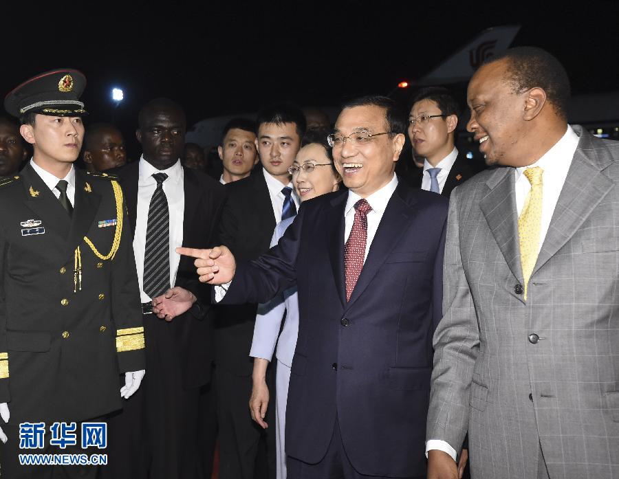 5月9日，應(yīng)肯尼亞總統(tǒng)肯雅塔邀請，中國國務(wù)院總理李克強乘專機抵達內(nèi)羅畢肯雅塔國際機場，開始對肯尼亞進行正式訪問。李克強總理夫人程虹同機抵達?？夏醽喛偨y(tǒng)肯雅塔和副總統(tǒng)魯托率肯政府高級官員到機場迎接。新華社記者 李學仁 攝 