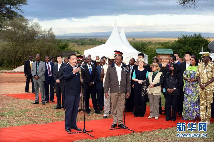 5月10日，國(guó)務(wù)院總理李克強(qiáng)與肯尼亞總統(tǒng)肯雅塔共同參觀肯尼亞內(nèi)羅畢國(guó)家公園焚燒象牙紀(jì)念地，并對(duì)中外記者發(fā)表講話?？夏醽喐笨偨y(tǒng)魯托陪同參觀。新華社記者 李濤 攝 