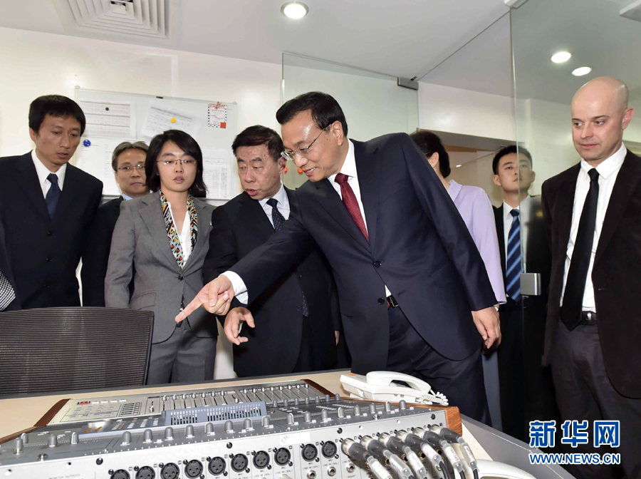 5月11日，中國(guó)國(guó)務(wù)院總理李克強(qiáng)在肯尼亞首都內(nèi)羅畢看望并慰問(wèn)中央電視臺(tái)非洲分臺(tái)員工。 新華社記者 李濤 攝 