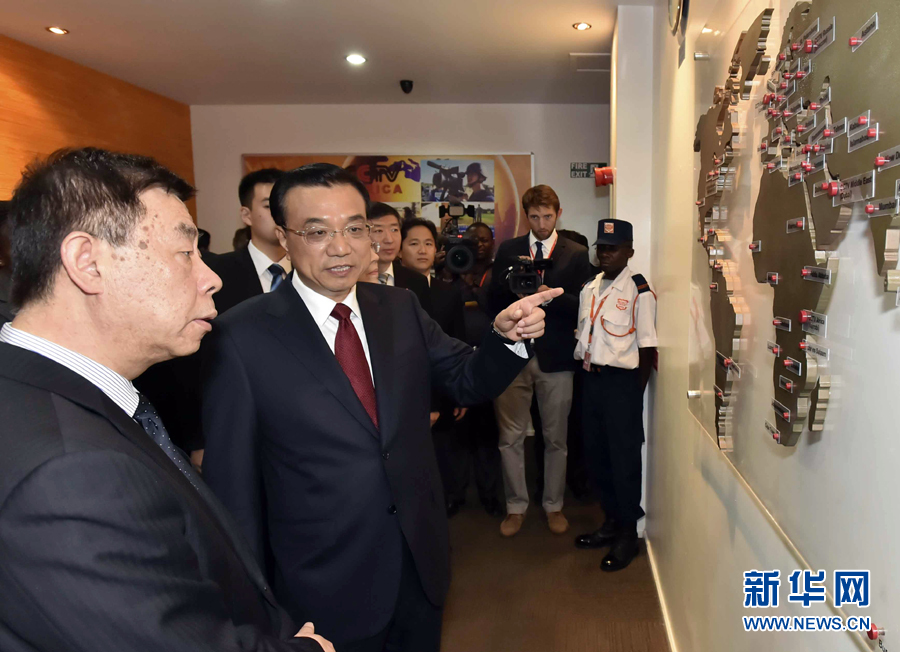 5月11日，中國(guó)國(guó)務(wù)院總理李克強(qiáng)在肯尼亞首都內(nèi)羅畢看望并慰問(wèn)中央電視臺(tái)非洲分臺(tái)員工。 新華社記者 李濤 攝 