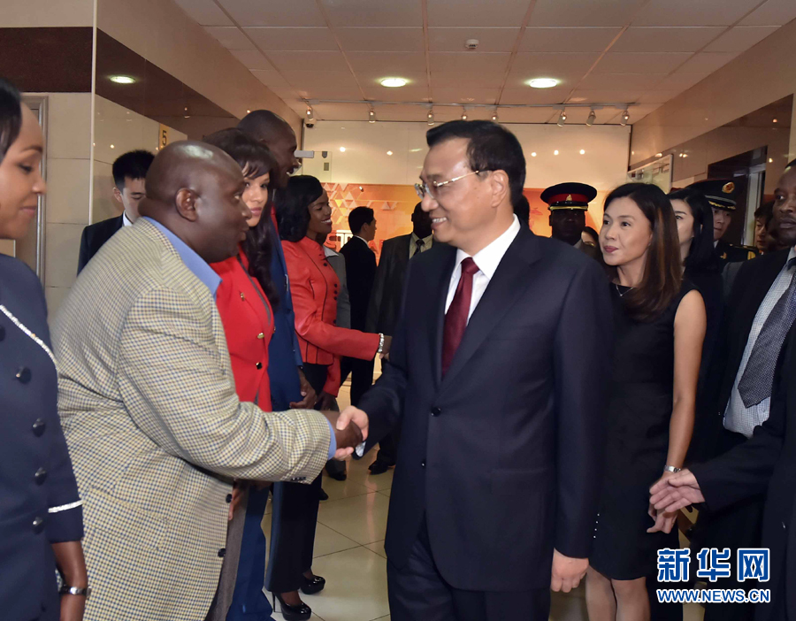 5月11日，中國(guó)國(guó)務(wù)院總理李克強(qiáng)在肯尼亞首都內(nèi)羅畢看望并慰問(wèn)中央電視臺(tái)非洲分臺(tái)員工。 新華社記者 李濤 攝 