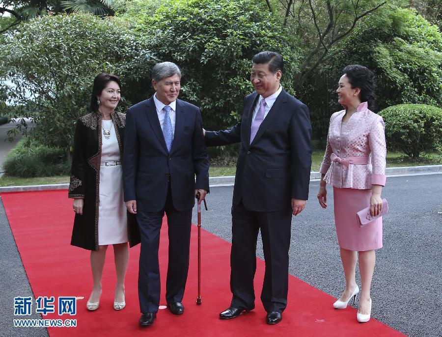 會談前，習(xí)近平在上海西郊會議中心廣場為阿坦巴耶夫舉行歡迎儀式。新華社記者 蘭紅光 攝 