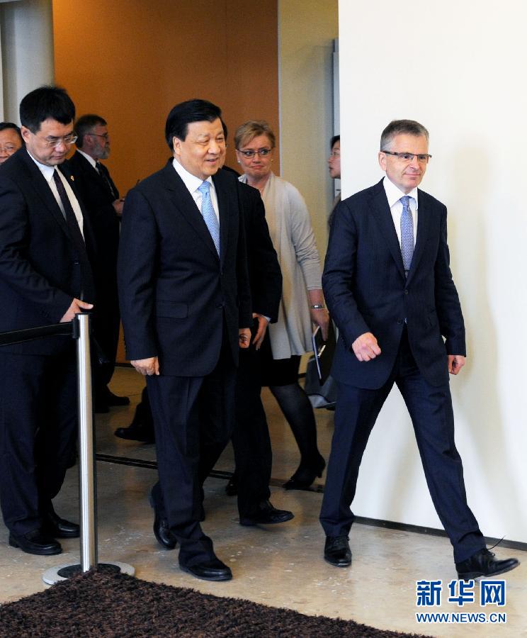 6月13日，中共中央政治局常委、中央書記處書記劉云山在赫爾辛基與赫爾辛基市長帕尤寧共同出席中芬有關(guān)文化藝術(shù)合作及交流活動的諒解備忘錄簽字儀式。新華社記者饒愛民攝