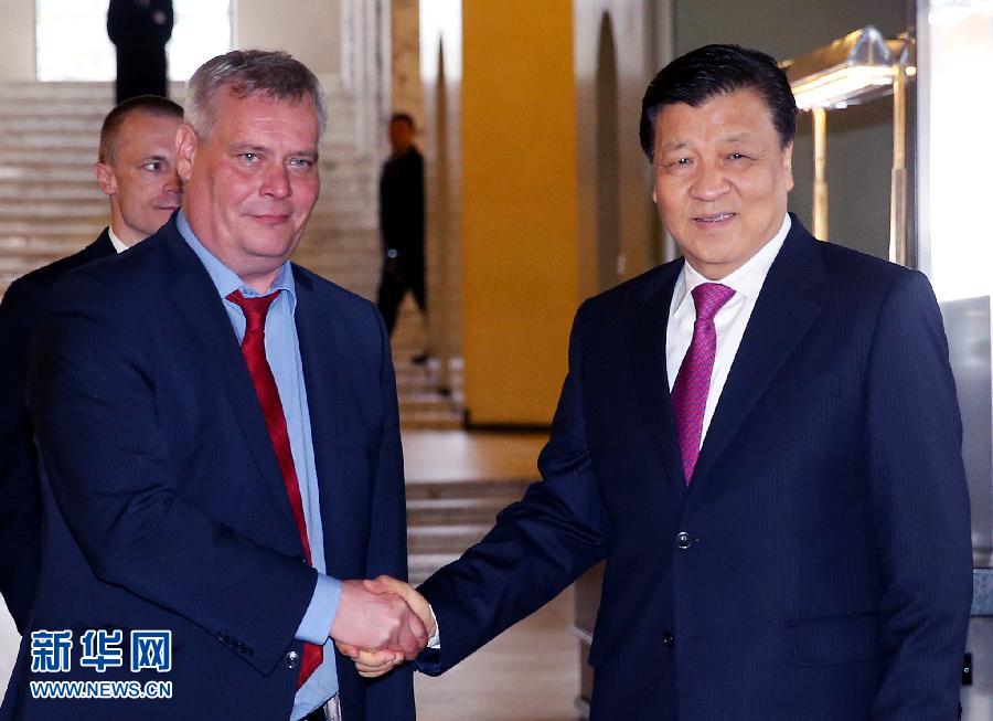 6月13日，中共中央政治局常委、中央書記處書記劉云山在赫爾辛基會(huì)見芬蘭社民黨主席、財(cái)政部長(zhǎng)林內(nèi)。 新華社記者姚大偉攝