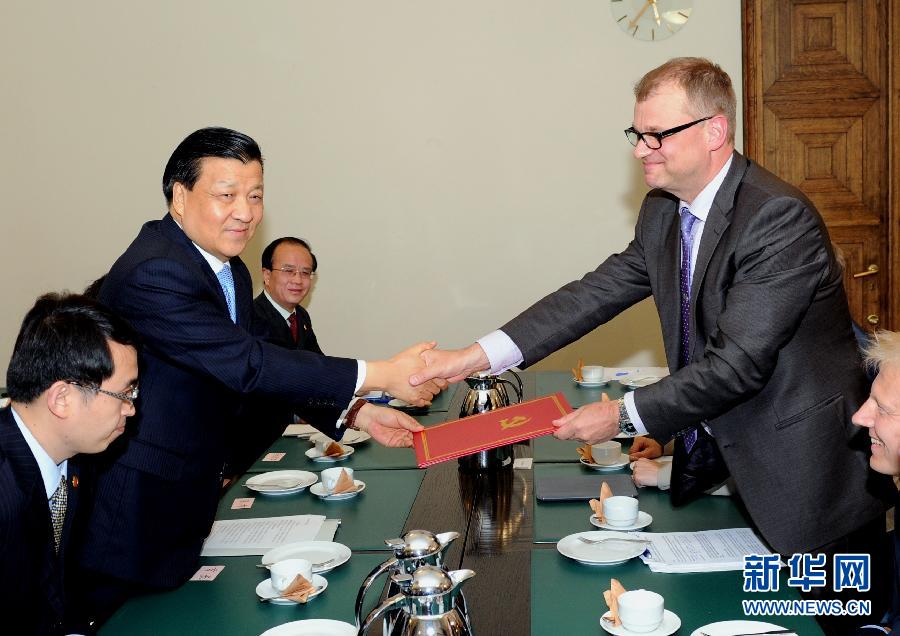 6月12日，中共中央政治局常委、中央書記處書記劉云山在赫爾辛基會(huì)見芬蘭中間黨主席西皮萊。 新華社記者饒愛民攝