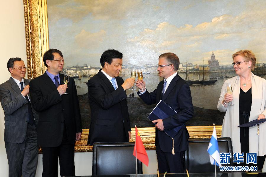 6月13日，中共中央政治局常委、中央書記處書記劉云山在赫爾辛基與赫爾辛基市長(zhǎng)帕尤寧共同出席中芬有關(guān)文化藝術(shù)合作及交流活動(dòng)的諒解備忘錄簽字儀式。新華社記者饒愛民攝 