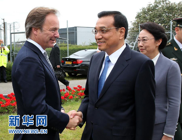 6月16日，應英國首相卡梅倫邀請，國務院總理李克強乘專機抵達倫敦希思羅機場，開始對英國進行正式訪問。李克強總理夫人程虹同機抵達。這是英國政府高級官員到機場迎接李克強總理和夫人。新華社記者 龐興雷 攝
