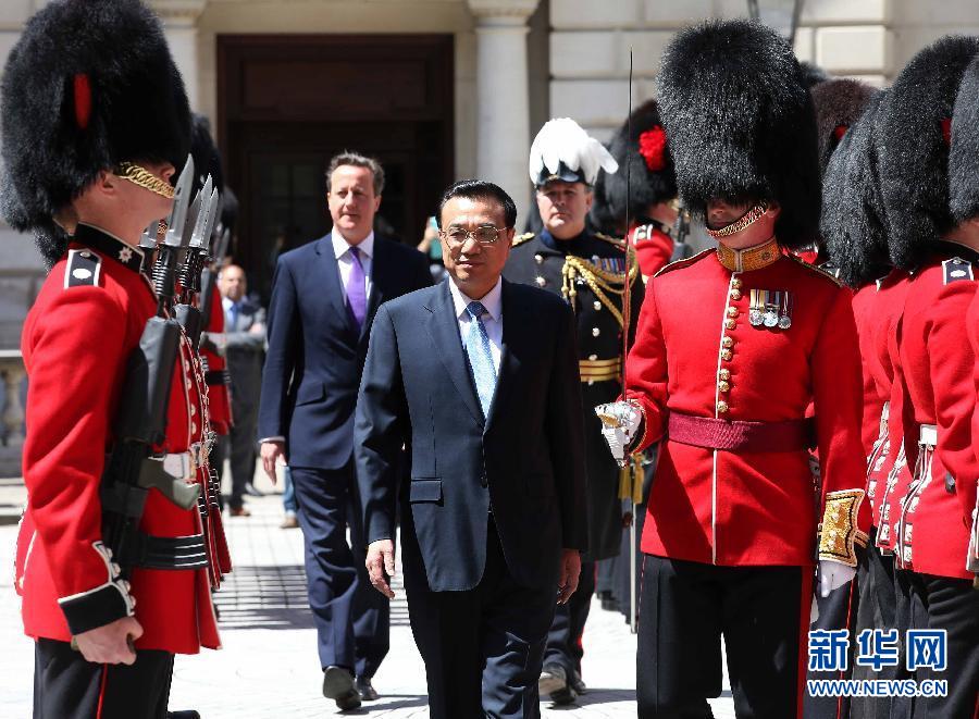 6月17日，中國國務(wù)院總理李克強在倫敦唐寧街10號首相府同英國首相卡梅倫舉行中英總理年度會晤。這是會晤前，卡梅倫為李克強舉行隆重的歡迎儀式。新華社記者 龐興雷 攝  