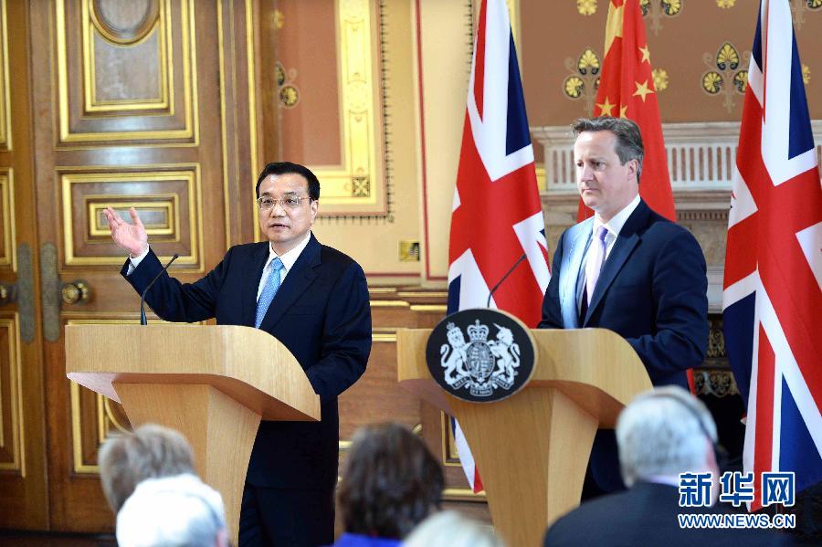 6月17日，中國(guó)國(guó)務(wù)院總理李克強(qiáng)同英國(guó)首相卡梅倫在倫敦舉行中英總理年度會(huì)晤后共同會(huì)見(jiàn)記者。新華社記者 李濤 攝  