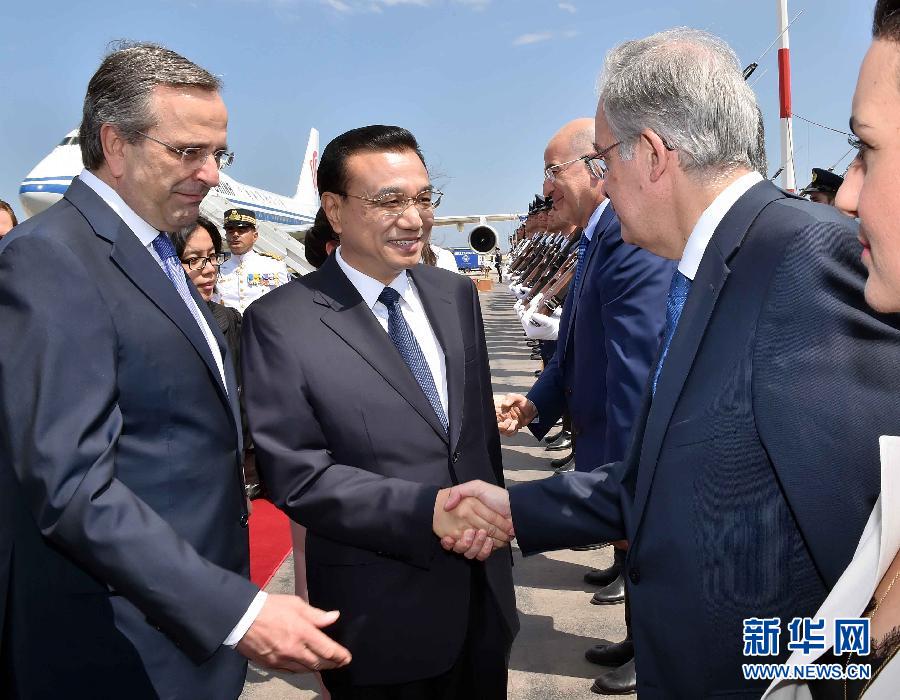 6月19日，國務(wù)院總理李克強(qiáng)乘專機(jī)抵達(dá)雅典國際機(jī)場，開始對(duì)希臘進(jìn)行正式訪問。希臘總理薩馬拉斯在機(jī)場為李克強(qiáng)舉行隆重的歡迎儀式。新華社記者 李濤 攝