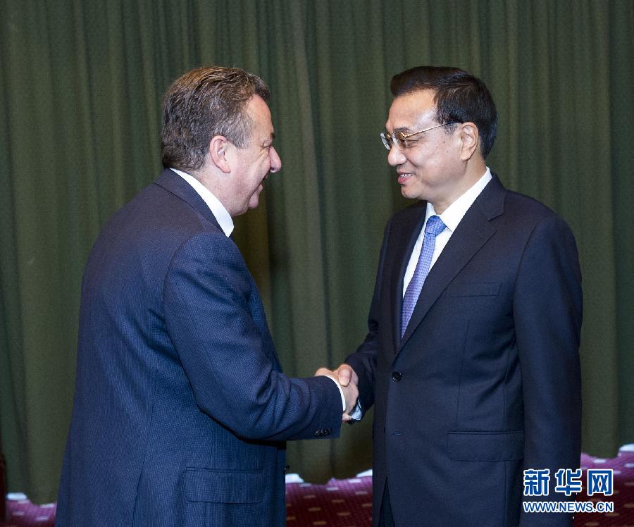 6月21日，國務院總理李克強在希臘克里特省首府伊拉克利翁會見省長阿爾納烏塔基斯。 新華社記者 王曄 攝 