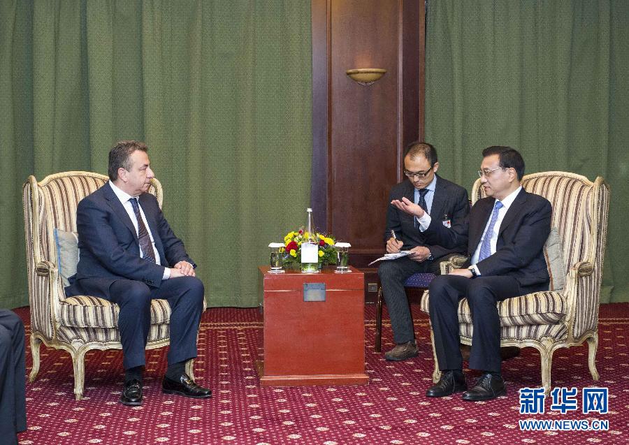 6月21日，國務院總理李克強在希臘克里特省首府伊拉克利翁會見省長阿爾納烏塔基斯。 新華社記者 王曄 攝