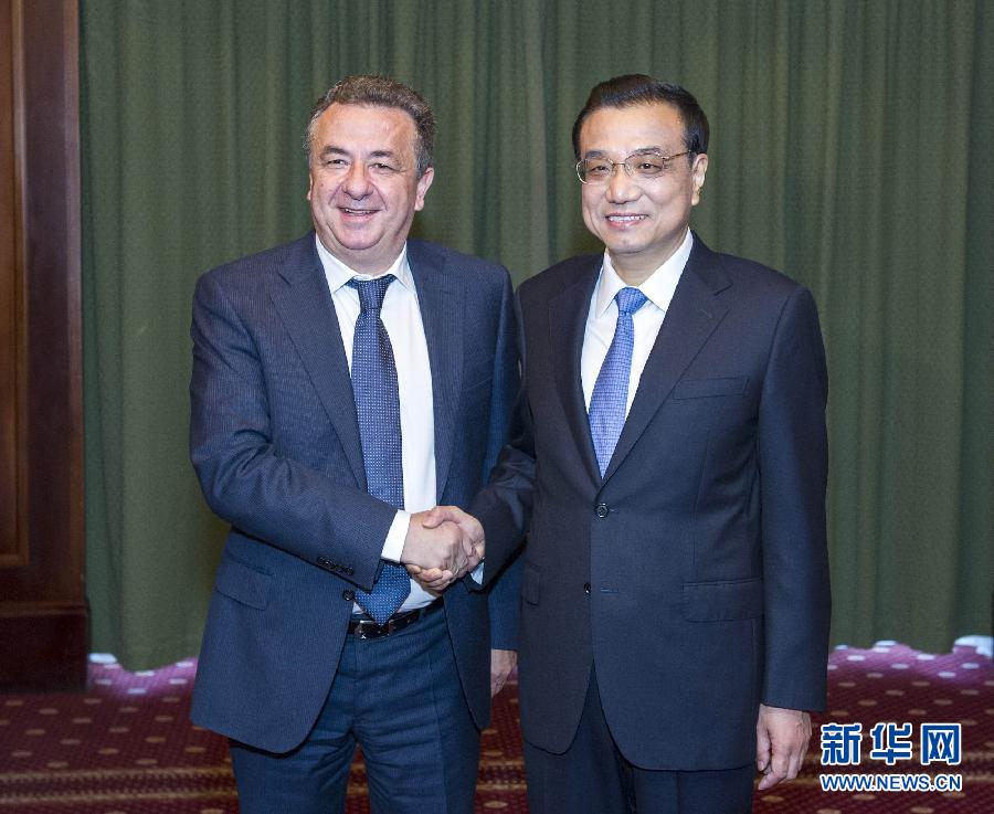 6月21日，國務院總理李克強在希臘克里特省首府伊拉克利翁會見省長阿爾納烏塔基斯。 新華社記者 王曄 攝