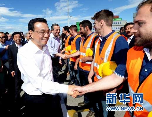 6月20日，國(guó)務(wù)院總理李克強(qiáng)與希臘總理薩馬拉斯共同考察中國(guó)遠(yuǎn)洋運(yùn)輸集團(tuán)比雷埃夫斯集裝箱碼頭。這是李克強(qiáng)和薩馬拉斯來(lái)到3號(hào)碼頭，同碼頭工人親切交流。新華社記者 李濤 攝 