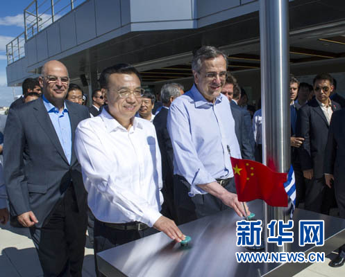 這是李克強(qiáng)與薩馬拉斯共同發(fā)出指令，一列滿載中國(guó)貨物的列車緩緩駛出比雷埃夫斯港，開(kāi)往中東歐目的地。新華社記者 王曄 攝