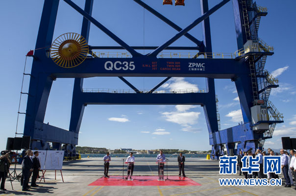 這是李克強(qiáng)和薩馬拉斯在3號(hào)碼頭發(fā)表講話。新華社記者 王曄 攝