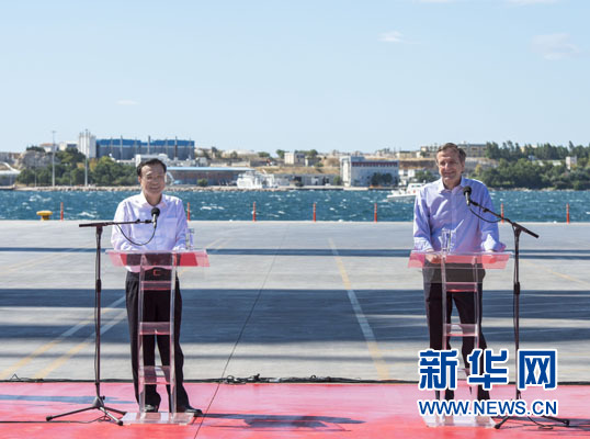 這是李克強(qiáng)和薩馬拉斯在3號(hào)碼頭發(fā)表講話。新華社記者 王曄 攝