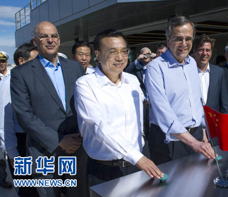 這是李克強(qiáng)與薩馬拉斯共同發(fā)出指令，一列滿載中國(guó)貨物的列車緩緩駛出比雷埃夫斯港，開(kāi)往中東歐目的地。新華社記者 王曄 攝