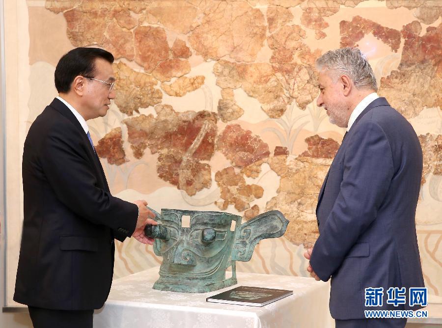 6月21日，國務院總理李克強與希臘總理薩馬拉斯共同出席希臘伊拉克利翁博物館新館開館儀式并發(fā)表講話。這是李克強向伊拉克利翁博物館贈送三星堆出土文物復制品。新華社記者 龐興雷 攝 