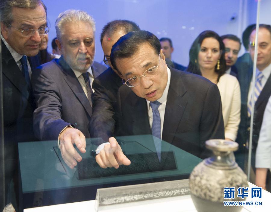  6月21日，國務院總理李克強與希臘總理薩馬拉斯共同出席希臘伊拉克利翁博物館新館開館儀式并發(fā)表講話。這是李克強在參觀博物館展品。新華社記者 黃敬文 攝 