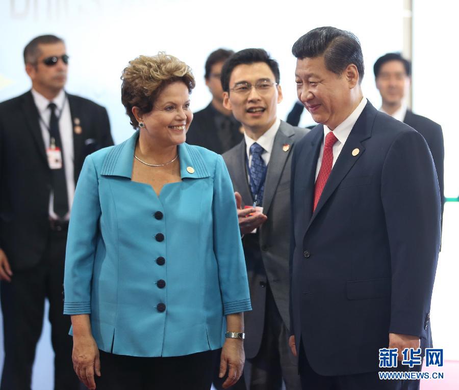 7月15日，國家主席習(xí)近平在巴西福塔萊薩出席金磚國家領(lǐng)導(dǎo)人第六次會(huì)晤。這是巴西總統(tǒng)羅塞夫迎接習(xí)近平主席。 新華社記者 蘭紅光 攝 