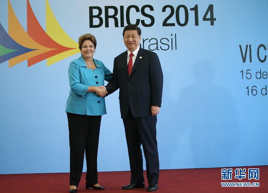 7月15日，國家主席習(xí)近平在巴西福塔萊薩出席金磚國家領(lǐng)導(dǎo)人第六次會(huì)晤。這是巴西總統(tǒng)羅塞夫迎接習(xí)近平主席。 新華社記者 蘭紅光 攝 